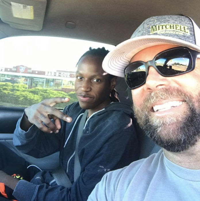 Strangers bought a car for a fast food employee who walked 6 miles for work every day