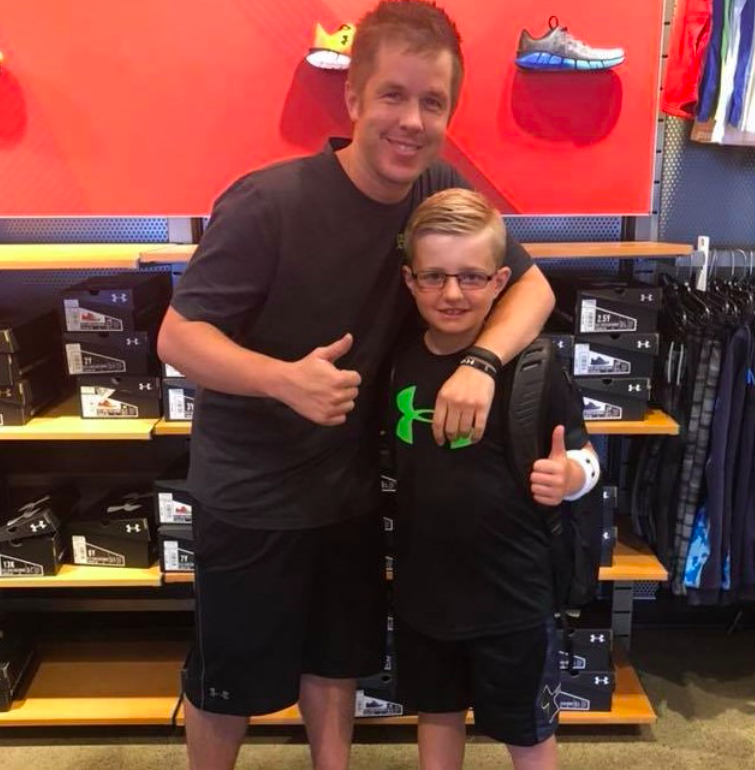 A store manager's reaction to a mom buying two different size shoes for her son has the internet cheering