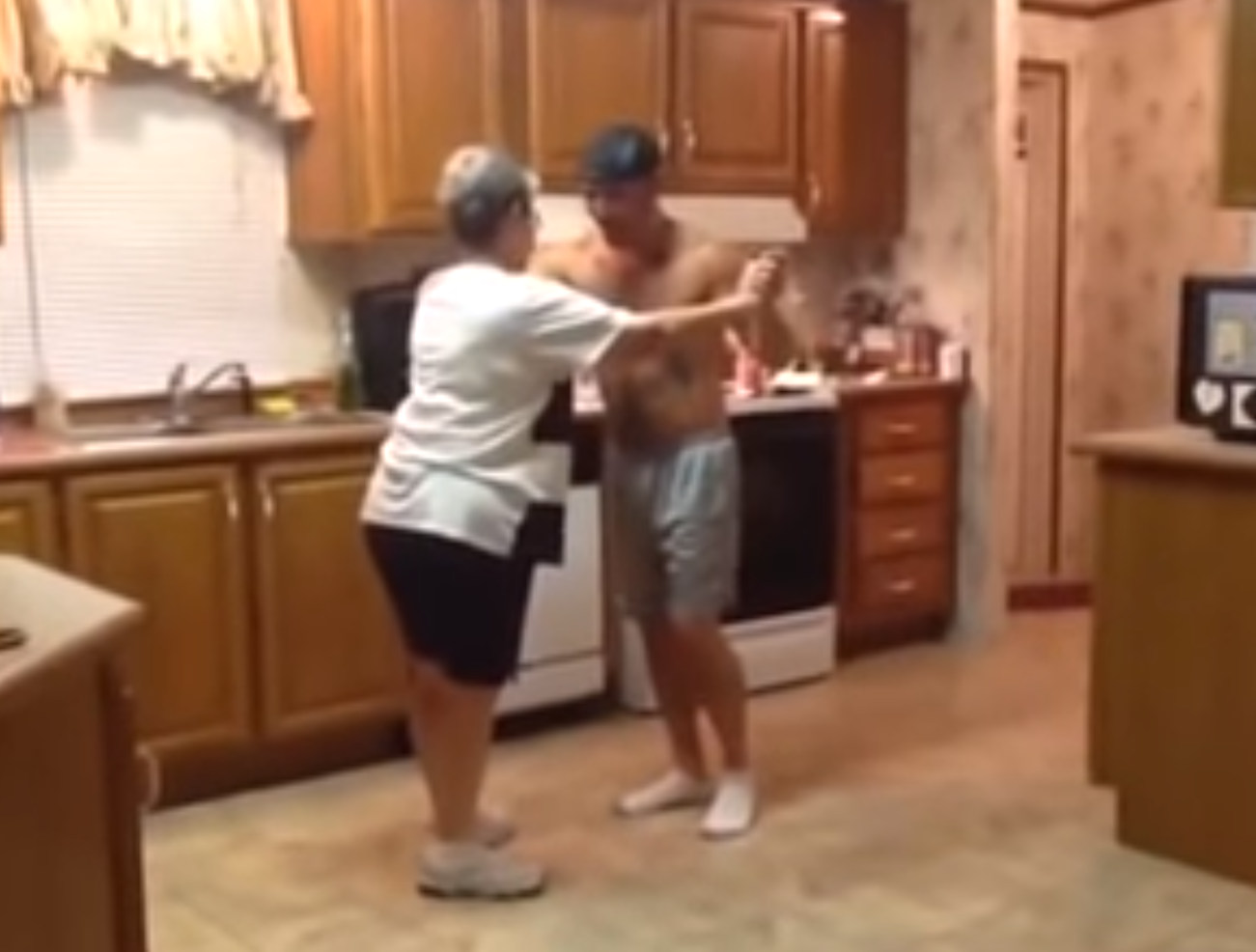 Русская мама соблазняет сына видео. Маму силой. Кухня и сын.